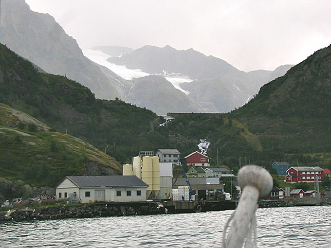 Mo  16.8.2004   13:36   Rckblick auf Bergsfjord