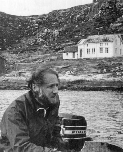 Kjell Fjörtoft im Boot vor seinem Haus auf Hekkingen (um 1980)